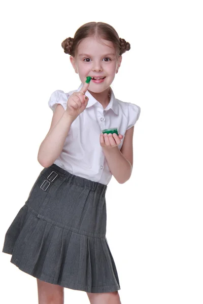 Porträt einer Schülerin, die mit grüner Farbe posiert — Stockfoto