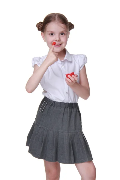 Portret van een schoolmeisje poseren met rode verf — Stockfoto