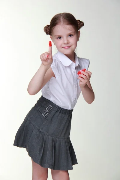 Portait de una colegiala posando con pintura roja —  Fotos de Stock