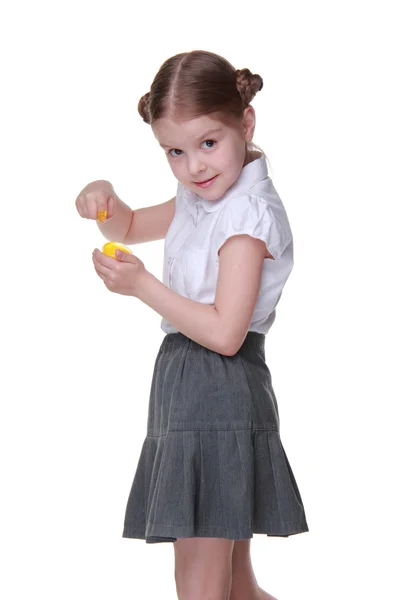 Schönes Schulmädchen posiert mit gelbem Finger — Stockfoto