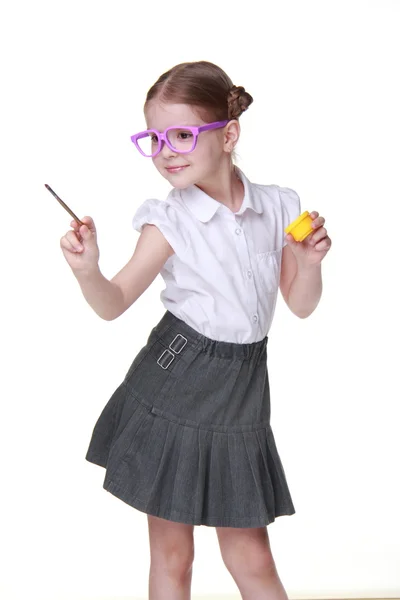 Studio immagine di studentessa con occhiali divertenti in posa con vernice gialla e pennello — Foto Stock
