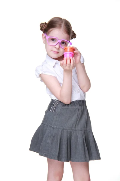 Студийный образ школьницы в смешных очках, позирующих красками — стоковое фото