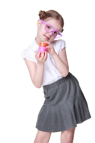 Atelierbild von Schulmädchen mit lustiger Brille posiert mit Farben — Stockfoto