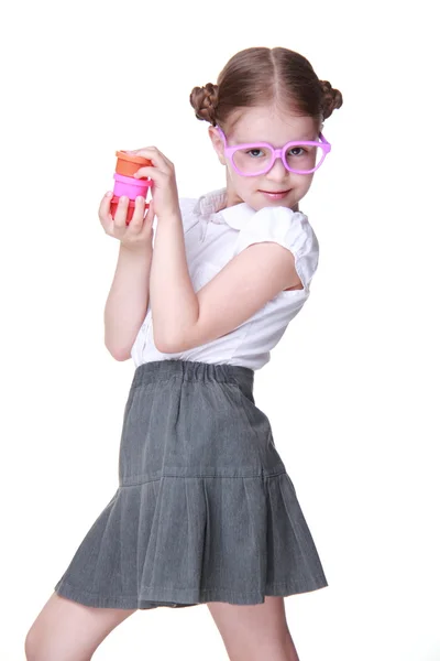 Preciosa colegiala con gafas divertidas posando con pinturas —  Fotos de Stock