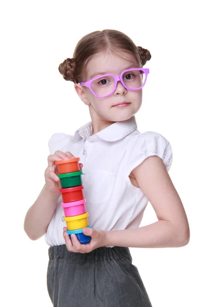 Belle écolière avec des lunettes drôles posant avec des peintures — Photo