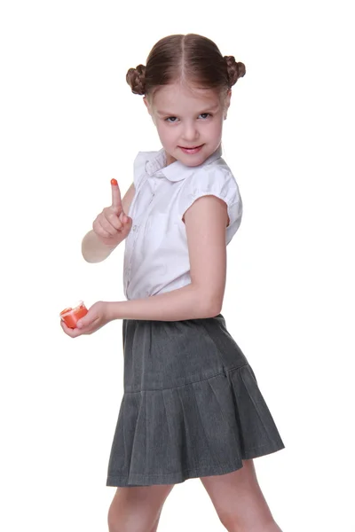 Прекрасная школьница позирует с оранжевой краской — стоковое фото