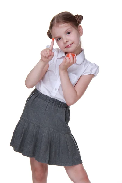 Прекрасна школярка позує з помаранчевою фарбою — стокове фото