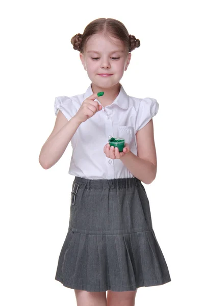 Schöne Schulmädchen posiert mit grüner Farbe — Stockfoto