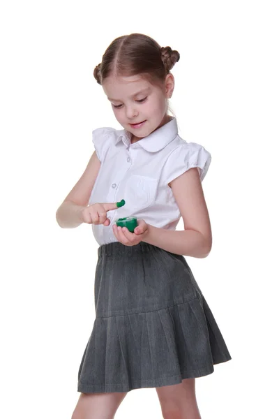 Schöne Schulmädchen posiert mit grüner Farbe — Stockfoto