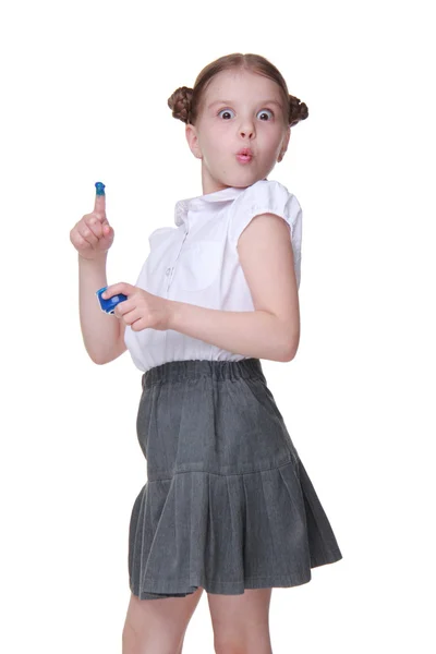 Счастливая школьница в форме и позирует с синей краской — стоковое фото
