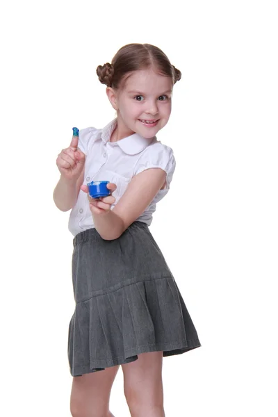 Gelukkig schoolmeisje uniform dragen en poseren met blauwe verf — Stockfoto