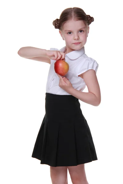 Retrato de una hermosa colegiala sosteniendo una manzana — Foto de Stock