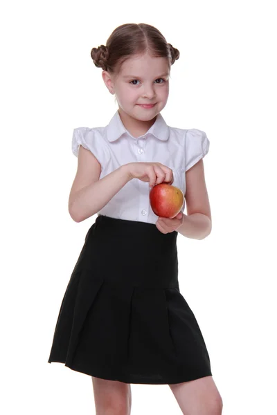 Retrato de una hermosa colegiala sosteniendo una manzana — Foto de Stock