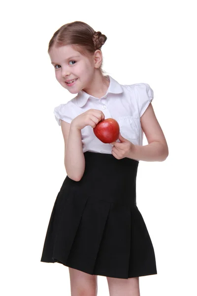 Porträtt av en vacker skolflicka som innehar ett äpple — Stockfoto