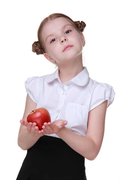 Портрет красивої школярки, що тримає яблуко — стокове фото
