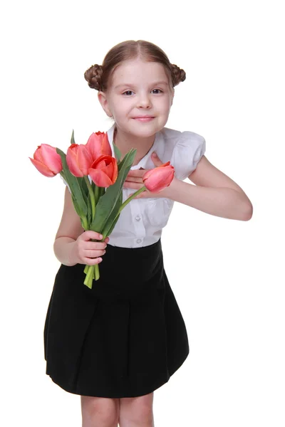 Nettes Schulmädchen mit einem Strauß Tulpen — Stockfoto