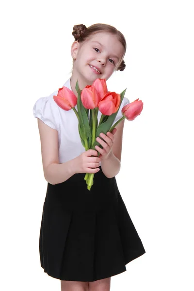 Nettes Schulmädchen mit einem Strauß Tulpen — Stockfoto