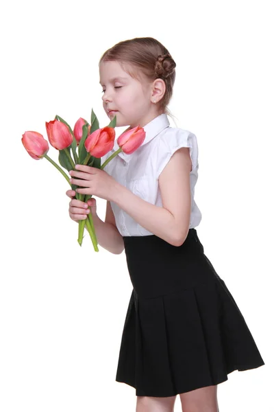 Écolière mignonne avec un bouquet de tulipes — Photo