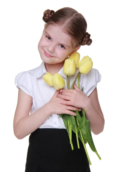 Nettes Schulmädchen mit einem Strauß Tulpen — Stockfoto