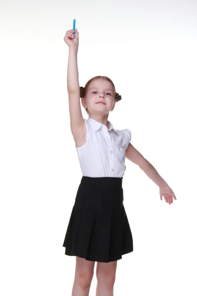 Маленькая школьница держит кусок мела — стоковое фото