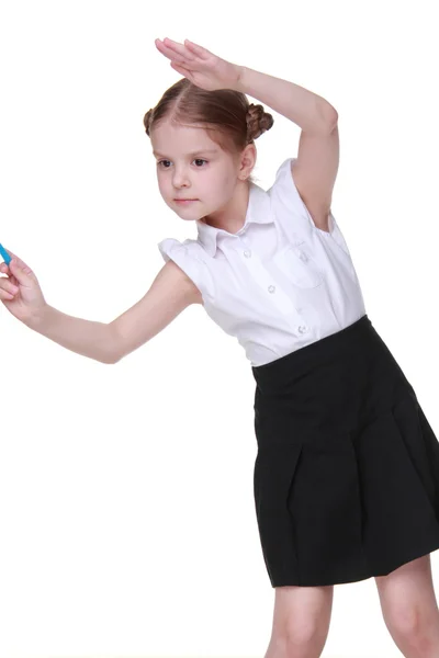 Pequeña colegiala sosteniendo un pedazo de tiza —  Fotos de Stock