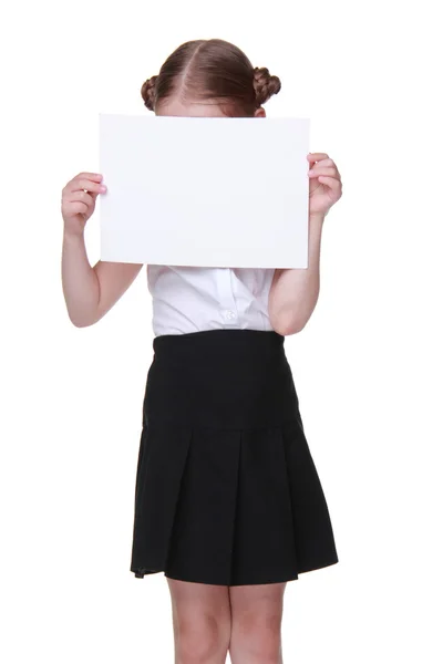 Счастливая школьница с листом бумаги — стоковое фото
