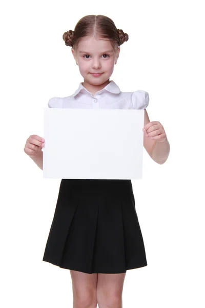 Gelukkig schoolmeisje met een vel papier — Stockfoto