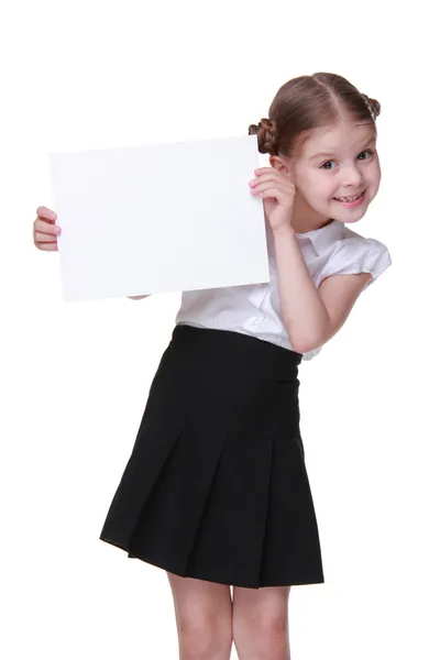 Glückliches Schulmädchen mit einem Blatt Papier — Stockfoto