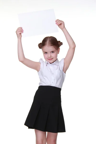 Gelukkig schoolmeisje met een vel papier — Stockfoto