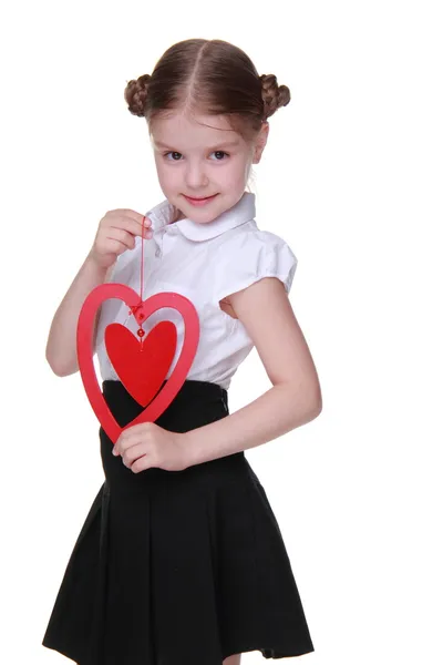 Кавказская прекрасная школьница с символом красного сердца — стоковое фото