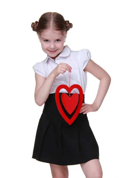 Kaukázusi szép iskolás gazdaság piros szív szimbólum — Stock Fotó