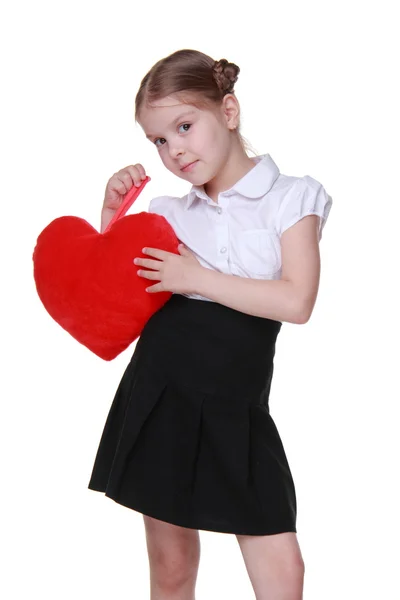 Kaukasische schoolmeisje met rood hartsymbool — Stockfoto