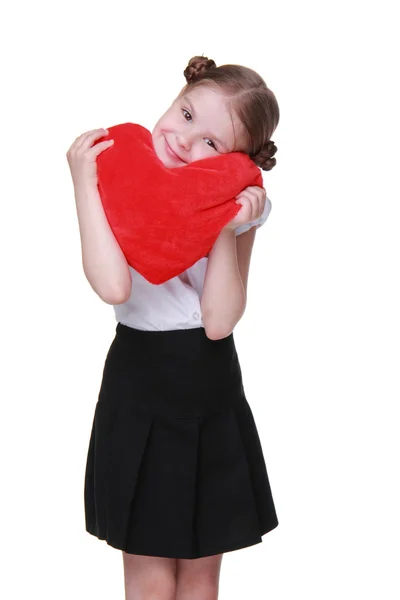 Kaukasische schoolmeisje met rood hartsymbool — Stockfoto