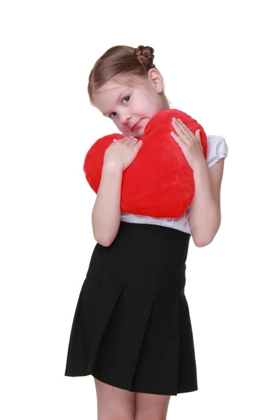 Kaukasische schoolmeisje met rood hartsymbool — Stockfoto