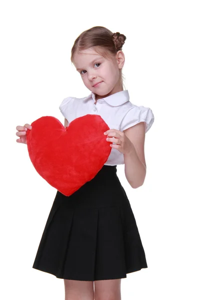 Kaukasische schoolmeisje met rood hartsymbool — Stockfoto