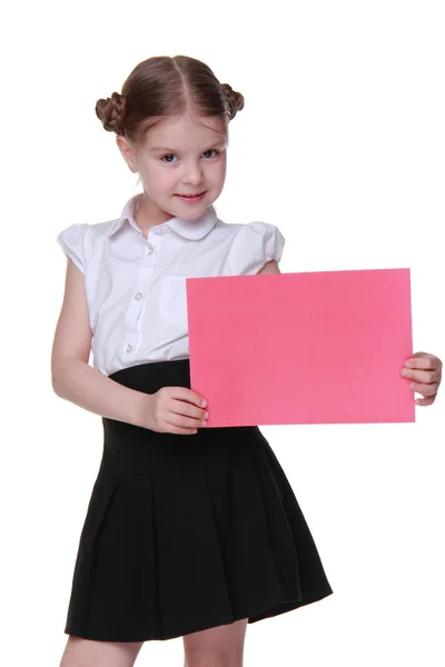 Glückliches Schulmädchen mit einem Blatt Papier — Stockfoto