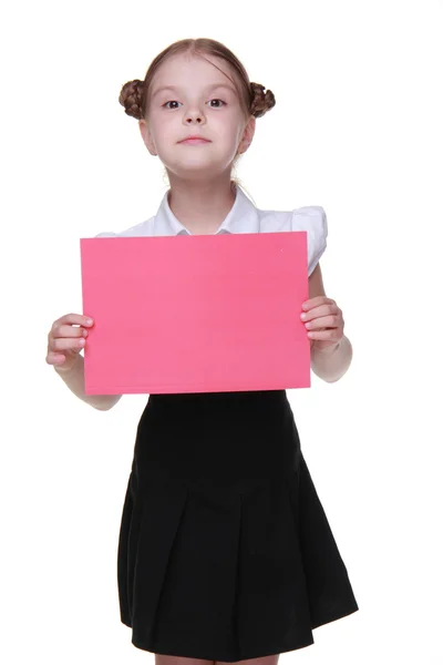 Gelukkig schoolmeisje met een vel papier — Stockfoto