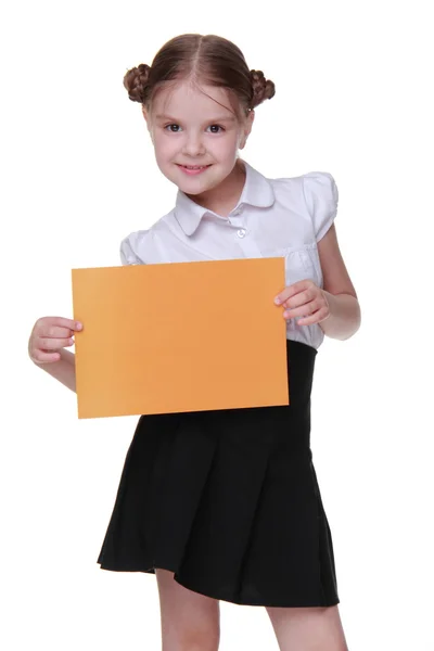 Gelukkig schoolmeisje met een vel papier — Stockfoto