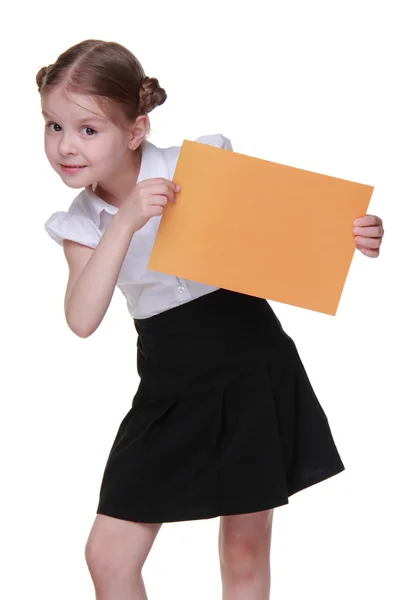 Glückliches Schulmädchen mit einem Blatt Papier — Stockfoto