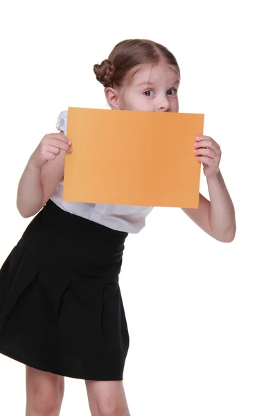 Bonne écolière avec une feuille de papier — Photo