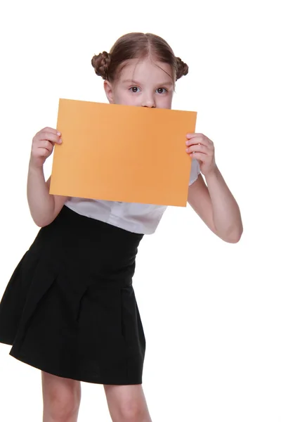 Bonne écolière avec une feuille de papier — Photo