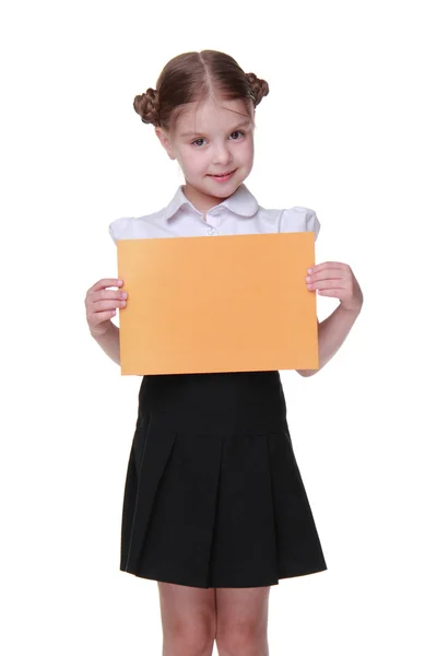 Glückliches Schulmädchen mit einem Blatt Papier — Stockfoto