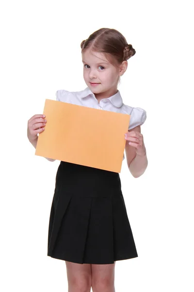 Gelukkig schoolmeisje met een vel papier — Stockfoto