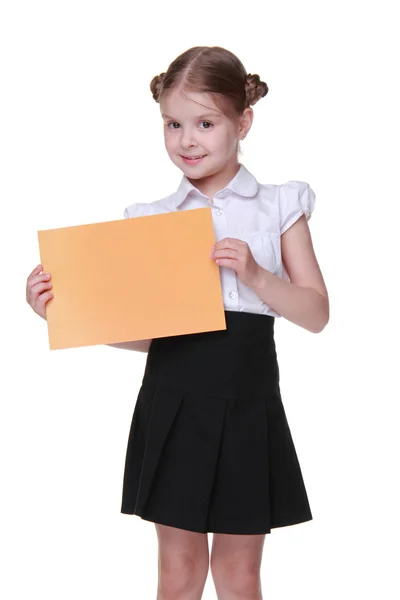 Gelukkig schoolmeisje met een vel papier — Stockfoto