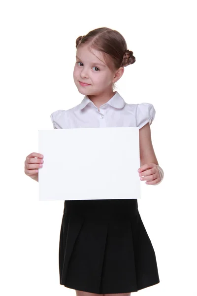 Glückliches Schulmädchen mit einem Blatt Papier — Stockfoto