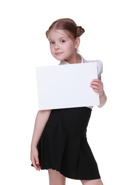 Gelukkig schoolmeisje met een vel papier — Stockfoto