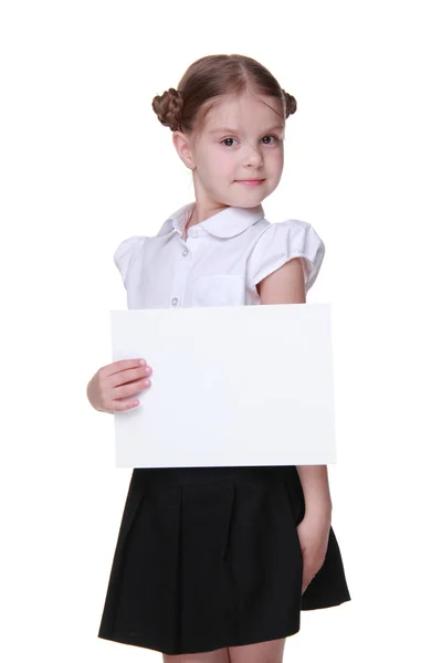 Gelukkig schoolmeisje met een vel papier — Stockfoto