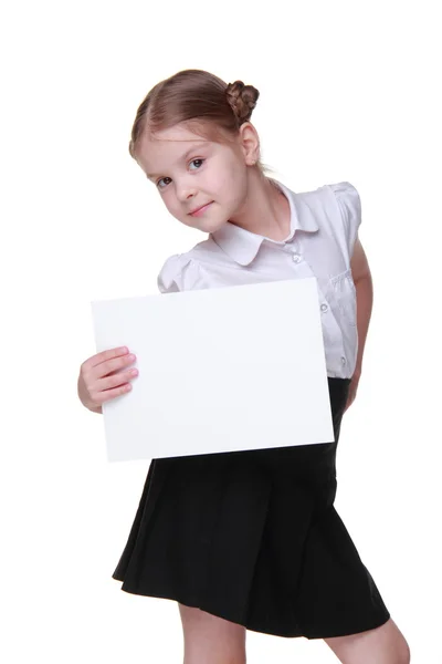 Gelukkig schoolmeisje met een vel papier — Stockfoto