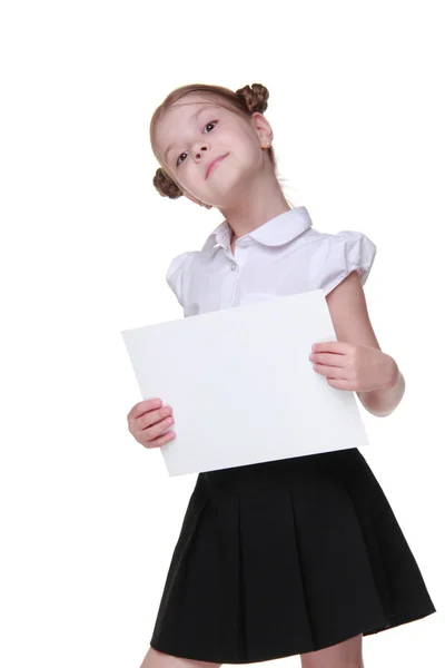 Gelukkig schoolmeisje met een vel papier — Stockfoto