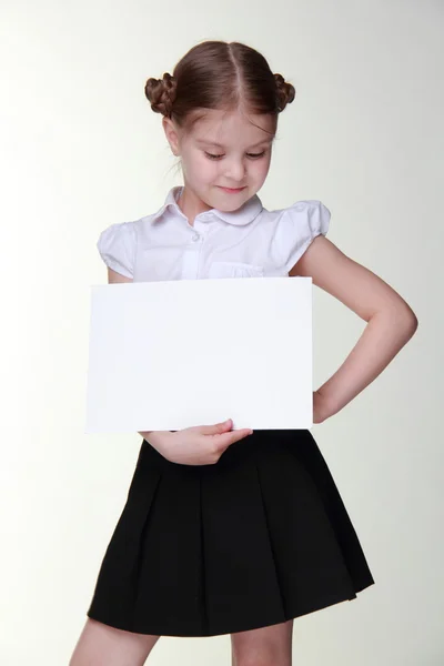 Счастливая школьница с листом бумаги — стоковое фото